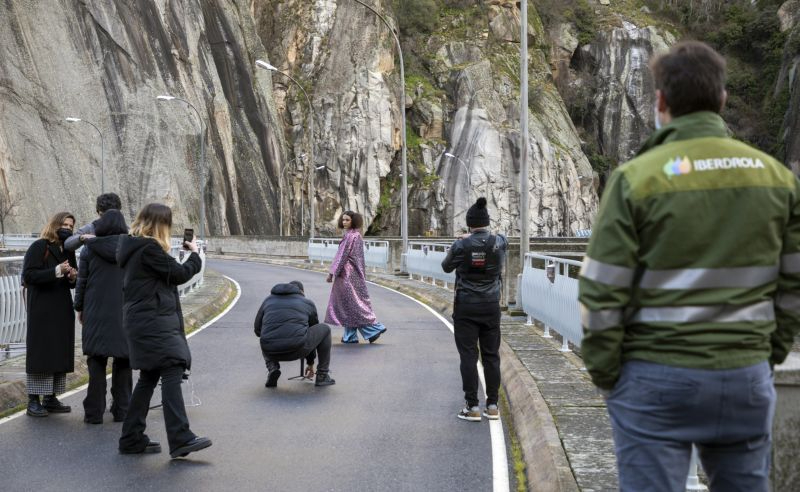 Foto 2 - Fely Campo lleva su moda de alta costura a la presa de Aldeadávila