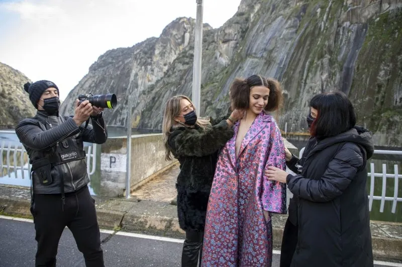 Foto 4 - Fely Campo lleva su moda de alta costura a la presa de Aldead&aacute;vila