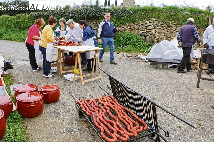 Los sederistas recuperarán fuerzas con una comida de carnes del cerdo a la brasa  / CORRAL 