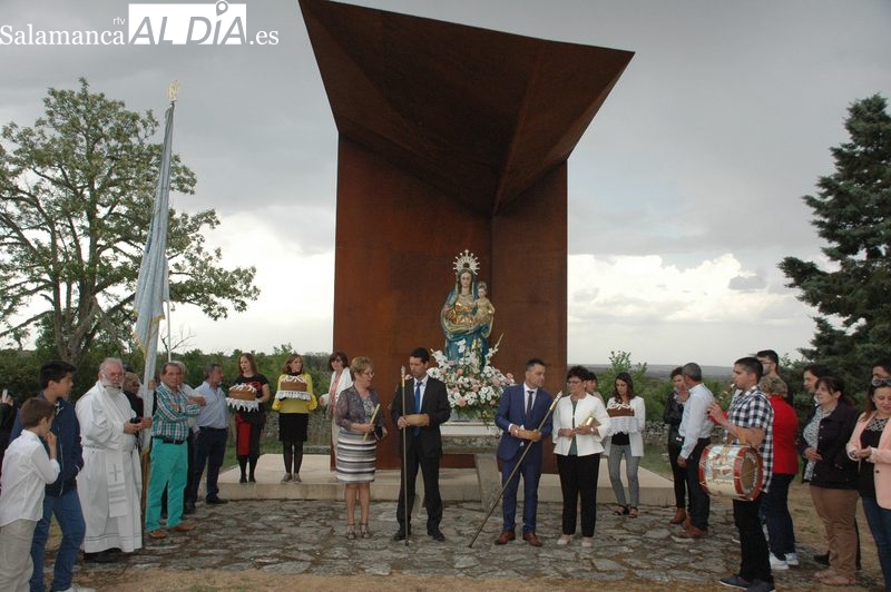 Ofertorio a la Virgen del Castillo en una edición pasada del Lunes de Aguas en Yecla de Yeltes / CORRAL