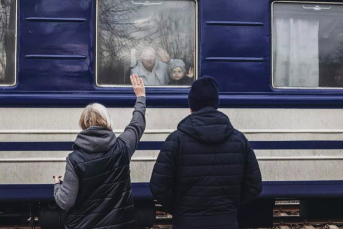 Despedida de familiares en la estación de tren en Lisichansk, Oblast de Lugansk (Ucrania) / FOTO: DIEGO HERRERA - EUROPA PRESS