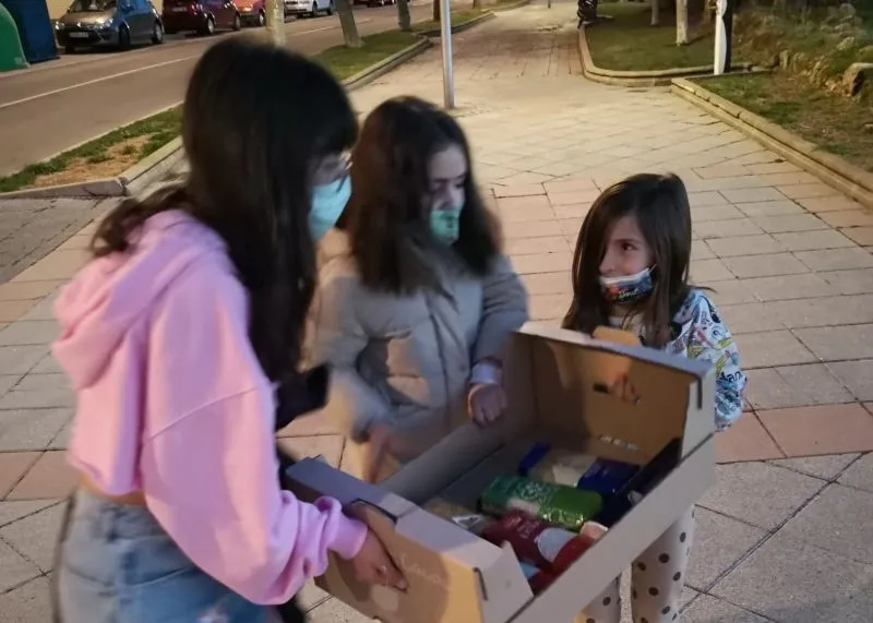 Los niños santamartinos reúnen material de ayuda para Ucrania - Ayto. Santa Marta