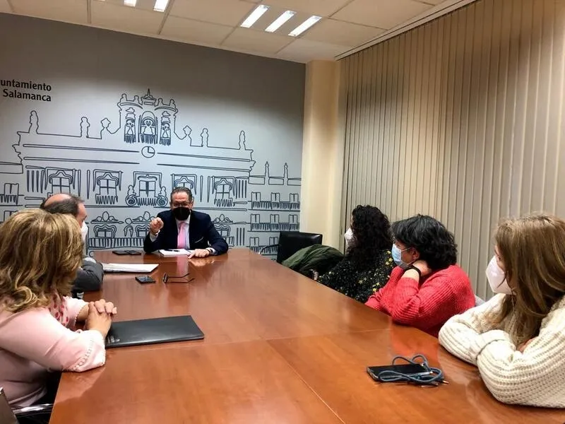 Reunión del Ayuntamiento con las asociaciones vecinales de Capuchinos, Barrio Blanco y Pizarrales