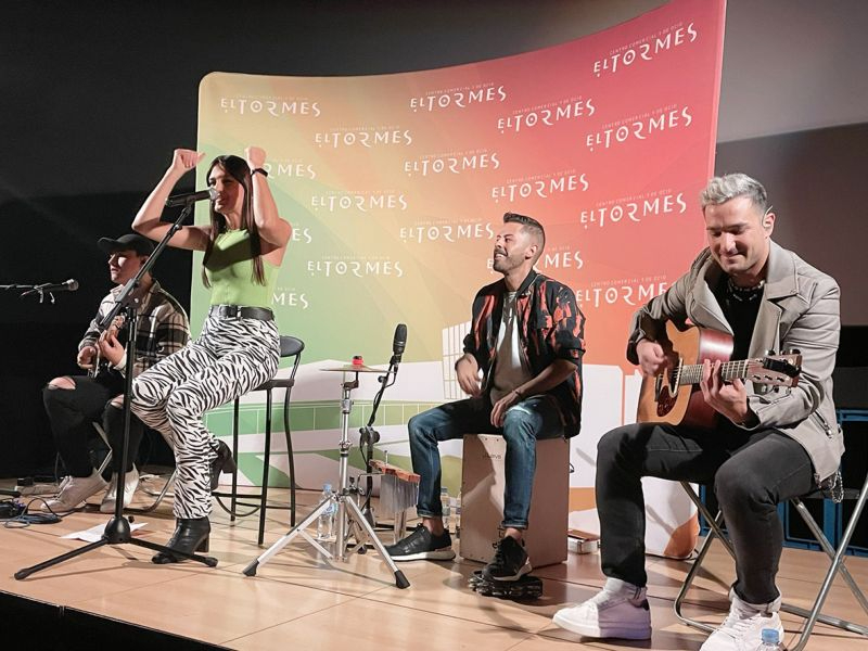 El grupo Última Llave en su concierto acústico en Salamanca - CC El Tormes