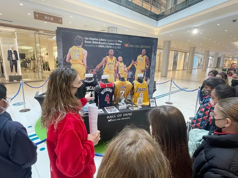 Visita de escolares este jueves a la exposición 'Leyendas del deporte', en el Centro Comercial El Tormes