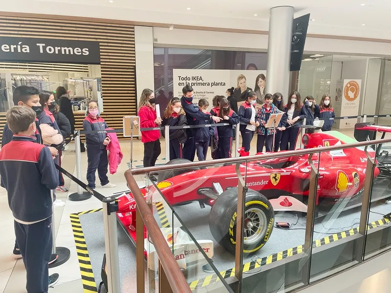 Visita de escolares este jueves a la exposición 'Leyendas del deporte', en el Centro Comercial El Tormes