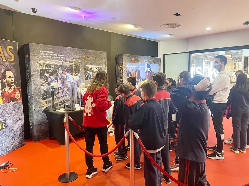 Visita de escolares este jueves a la exposición 'Leyendas del deporte', en el Centro Comercial El Tormes