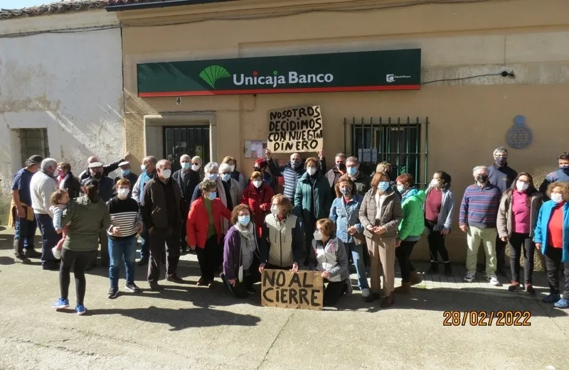 Foto 4 - Indignaci&oacute;n en Martiago y Sancti-Sp&iacute;ritus por el inminente cierre de sus oficinas de Unicaja