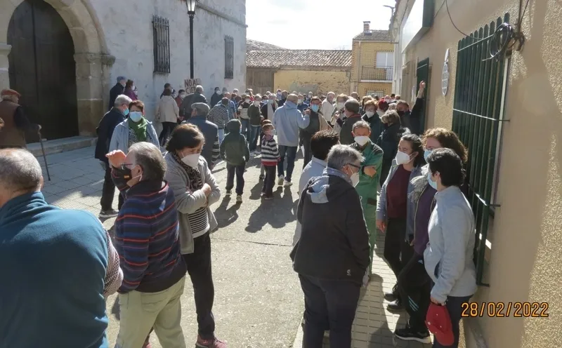 Foto 2 - Indignaci&oacute;n en Martiago y Sancti-Sp&iacute;ritus por el inminente cierre de sus oficinas de Unicaja