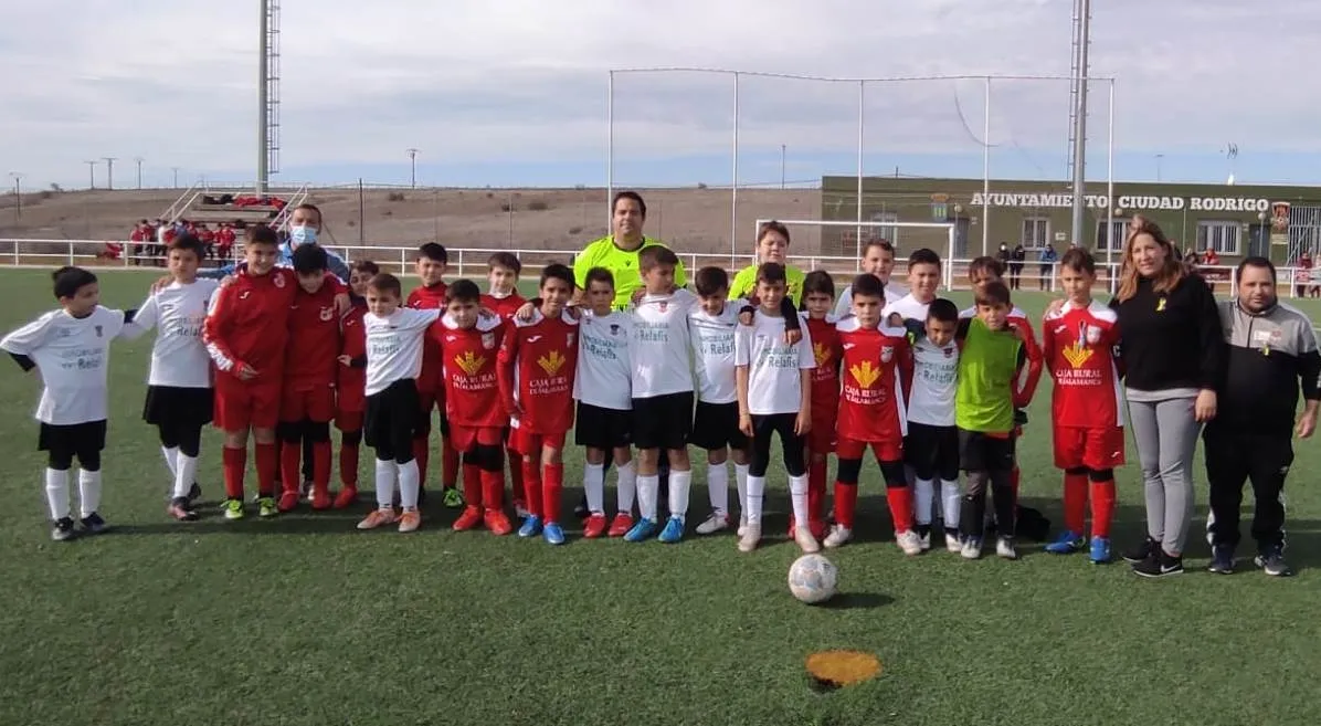 Foto 2 - #M [5|6 MAR] Los m&aacute;s peques del Ciudad Rodrigo CF muestran su apoyo a Ucrania antes de sus partidos