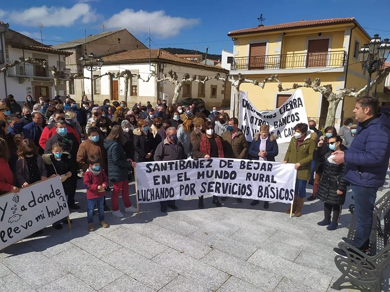 Foto 3 - Santib&aacute;&ntilde;ez de B&eacute;jar se manifiesta ante el cierre de la oficina bancaria del municipio