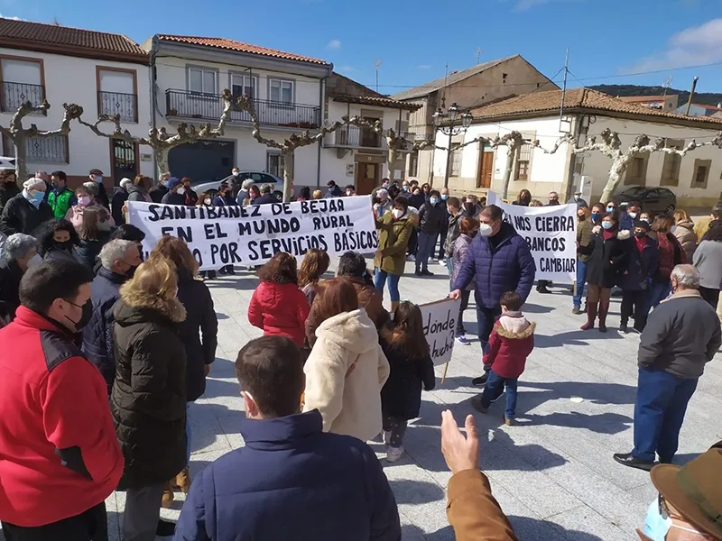 Foto 2 - Santib&aacute;&ntilde;ez de B&eacute;jar se manifiesta ante el cierre de la oficina bancaria del municipio