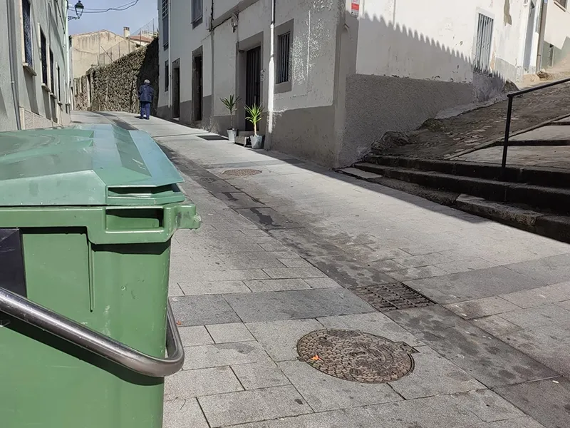 Un camión y contenedores nuevos para mejorar la limpieza de la localidad