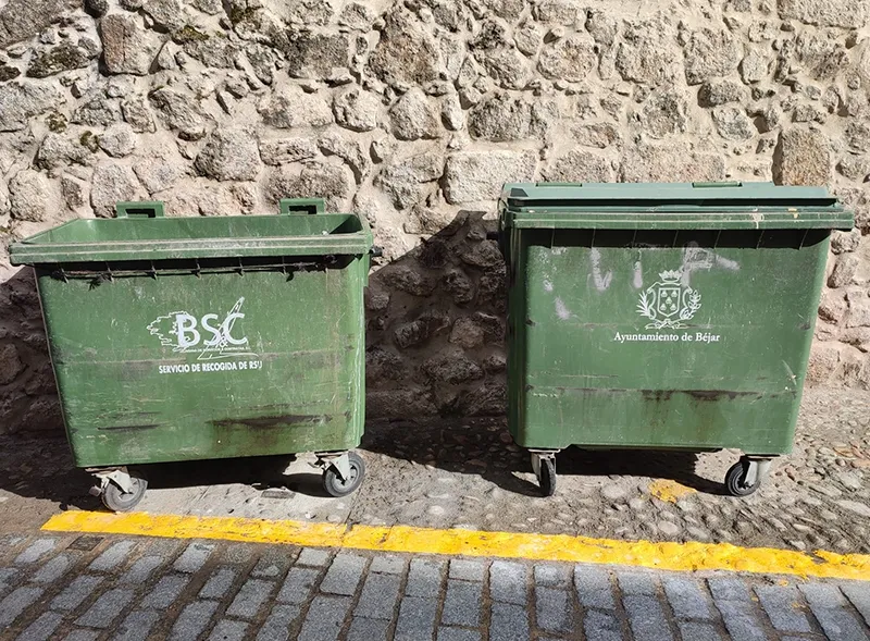Estado de una de las calles del centro urbano y de los contenedores de Béjar | Foto: David Sánchez