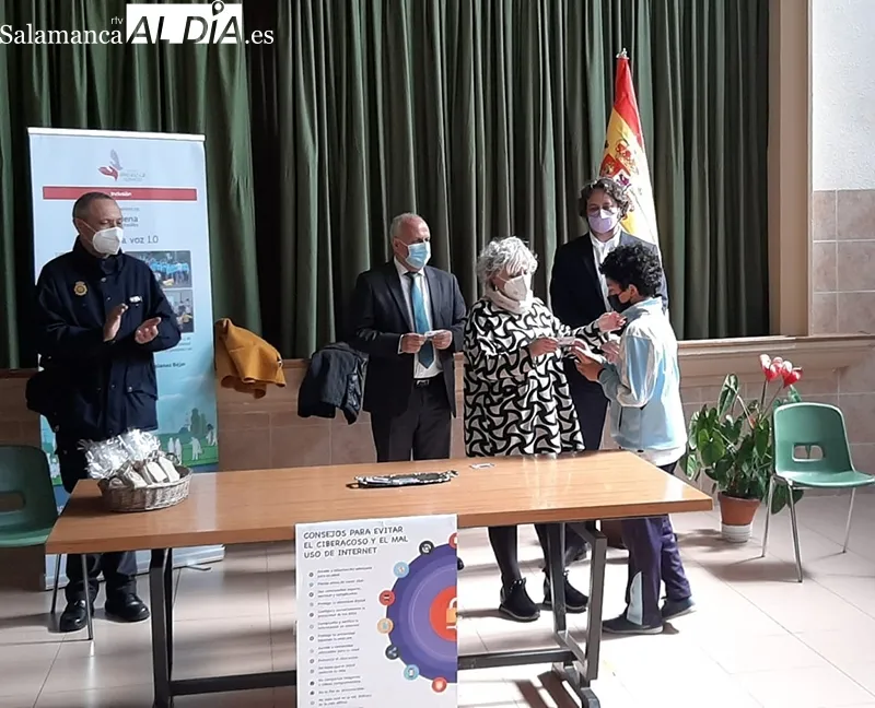 Foto 5 - Los alumnos del Mar&iacute;a Auxiliadora en B&eacute;jar reciben su  carnet de ciberexpert@ en ciberseguridad