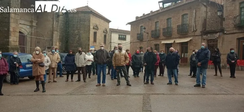 Minuto de silencio en Aldeadávila contra la guerra en Ucrania 