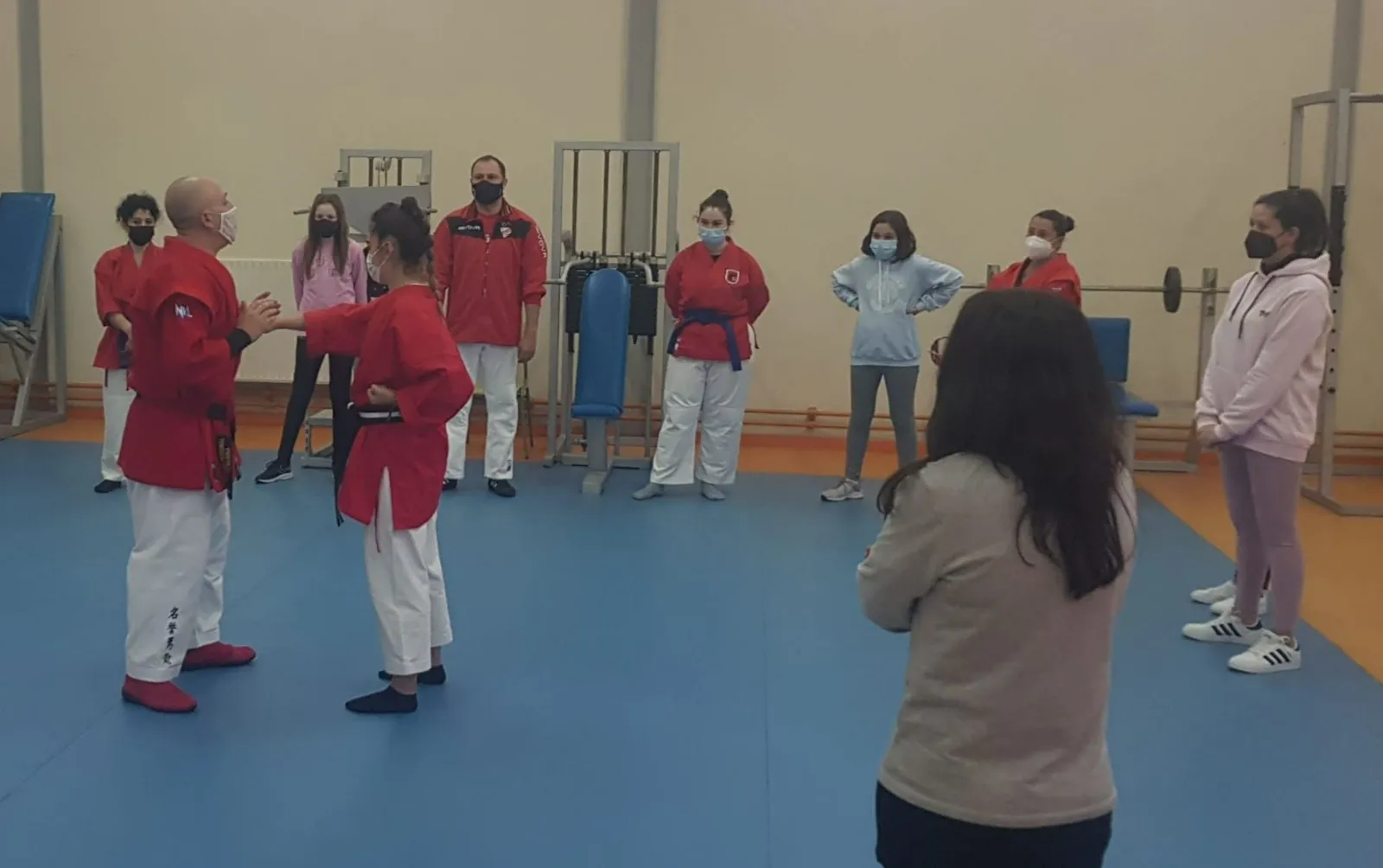 Foto 3 - Un nutrido grupo de mujeres de variadas edades toma parte en el curso de autoprotecci&oacute;n