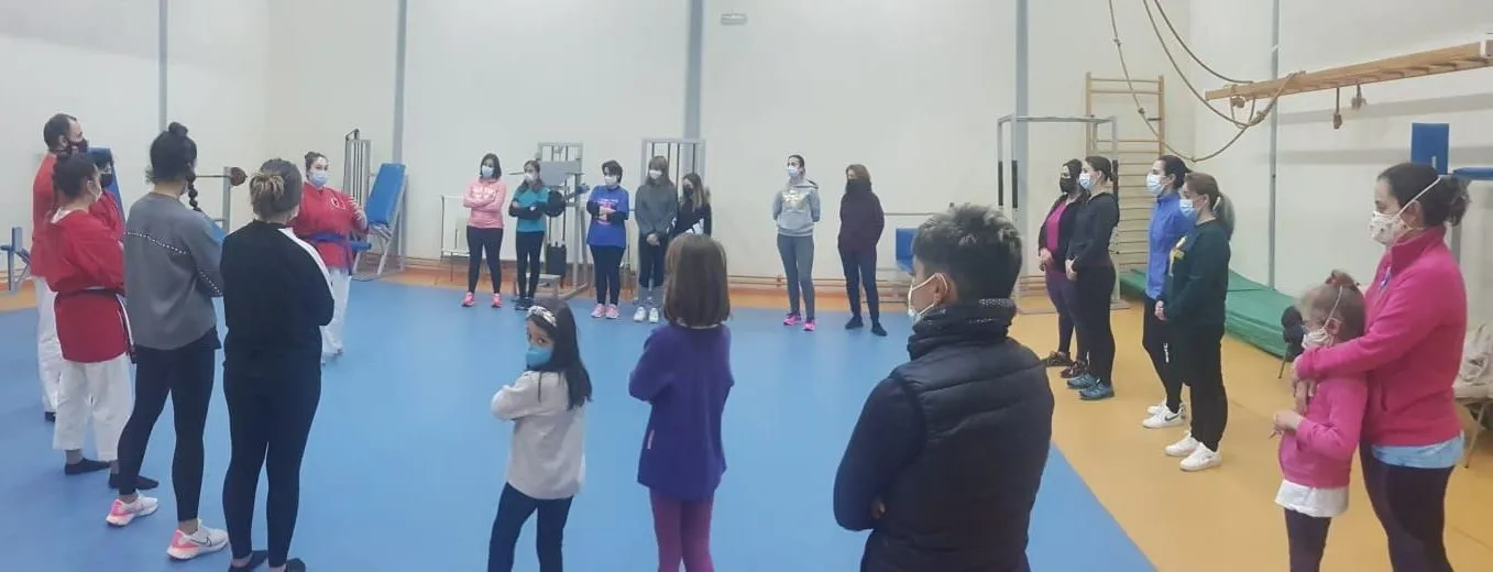 Foto 2 - Un nutrido grupo de mujeres de variadas edades toma parte en el curso de autoprotecci&oacute;n