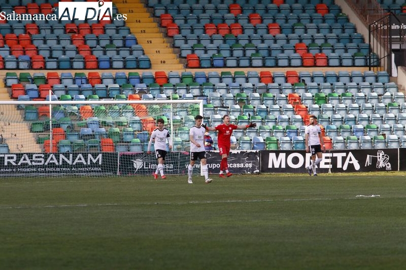 Foto 4 - Salamanca UDS, aquí tenéis vuestro fracaso: goleada del Coruxo a un equipo muerto (0-3)