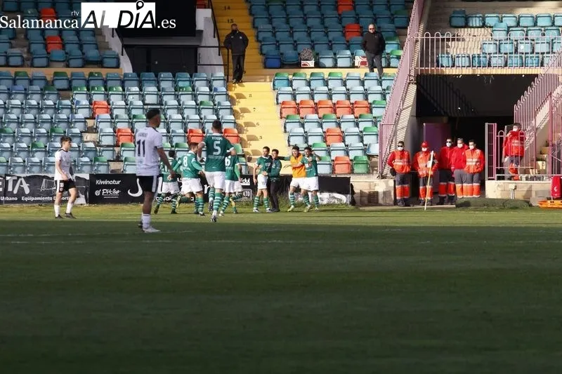 Foto 3 - Salamanca UDS, aqu&iacute; ten&eacute;is vuestro fracaso: goleada del Coruxo a un equipo muerto (0-3)