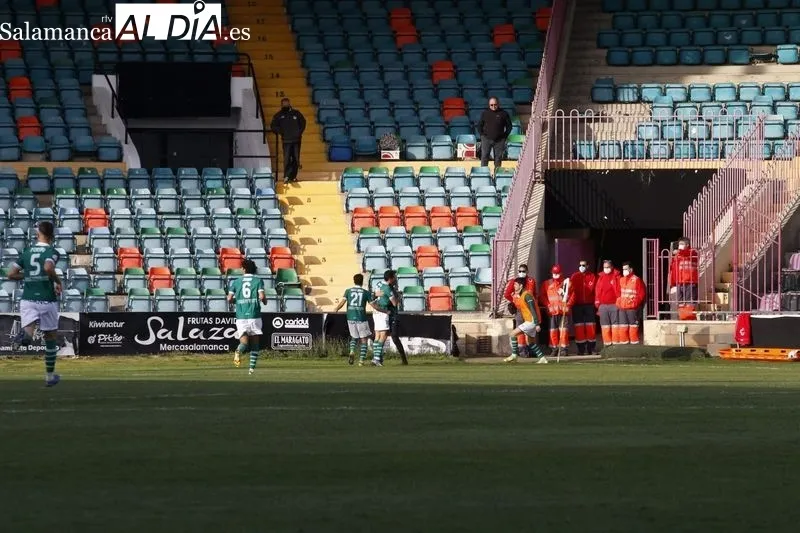 Foto 2 - Salamanca UDS, aqu&iacute; ten&eacute;is vuestro fracaso: goleada del Coruxo a un equipo muerto (0-3)