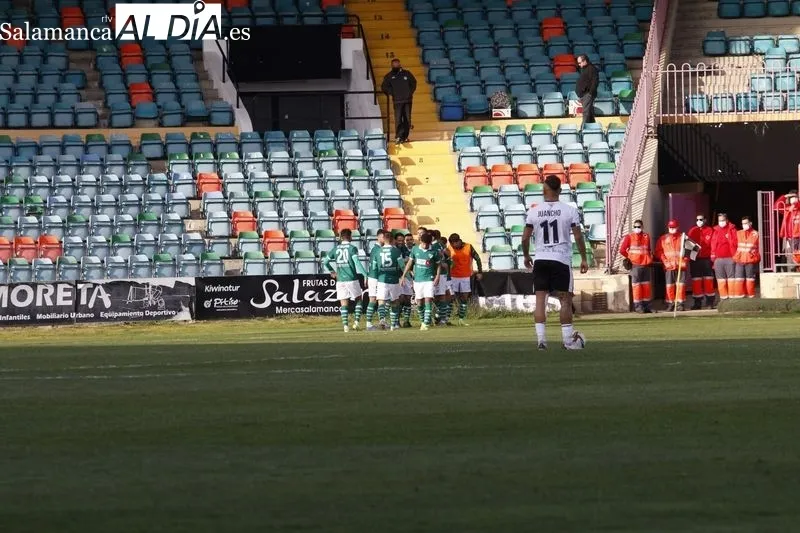 Foto 5 - Salamanca UDS, aqu&iacute; ten&eacute;is vuestro fracaso: goleada del Coruxo a un equipo muerto (0-3)