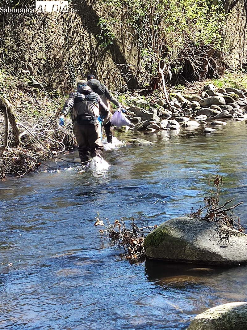 Foto 2 - Mano a mano por un río más limpio