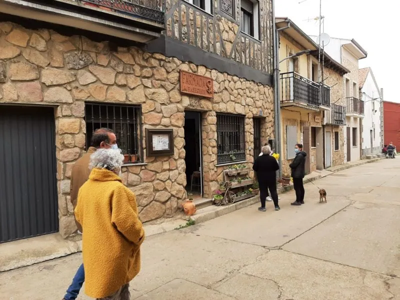 Encarnación Pérez, subdelegada del Gobierno, visita la localidad de El Maíllo - Subd. Gobierno Salamanca