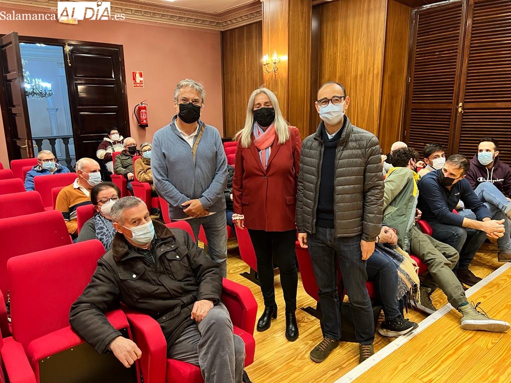 Foto 1 - Serrada mantiene un encuentro con los socialistas albenses