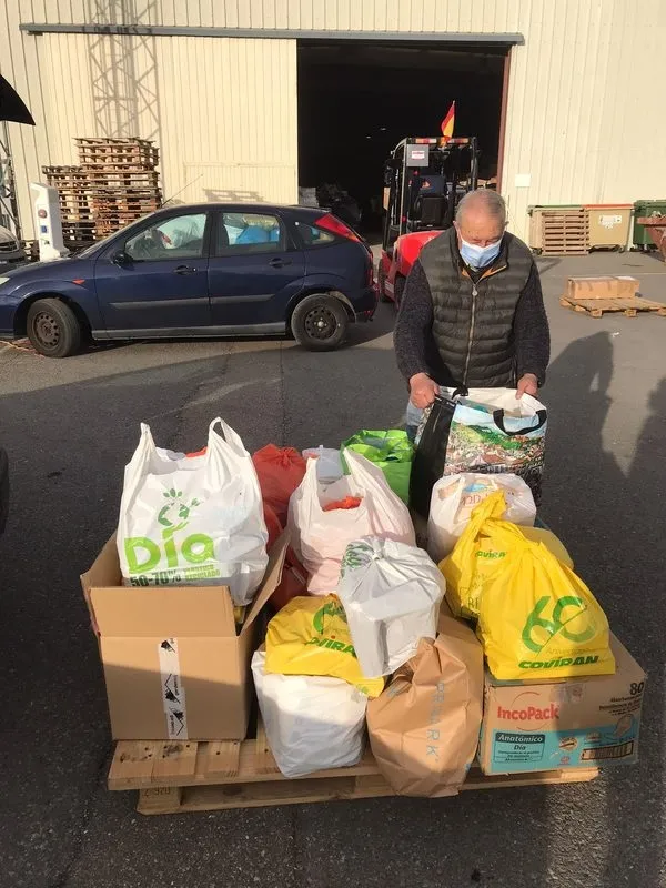 Entrega en la nave del recinto ferial de los productos donados por los guadramirenses