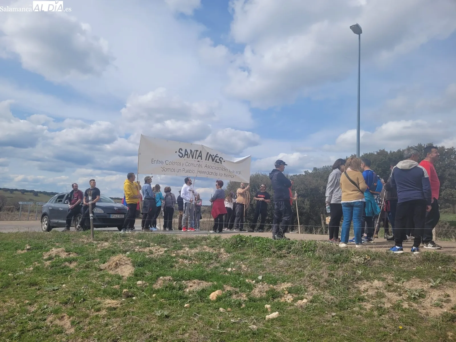 Foto 4 - Cincuenta personas participan en una marcha de Salvatierra a Santa In&eacute;s