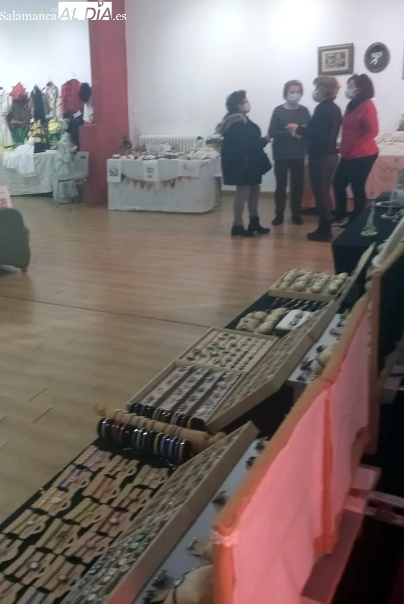 Foto 3 - Buena acogida de la Feria de Artesan&iacute;a en el Casino Obrero de B&eacute;jar