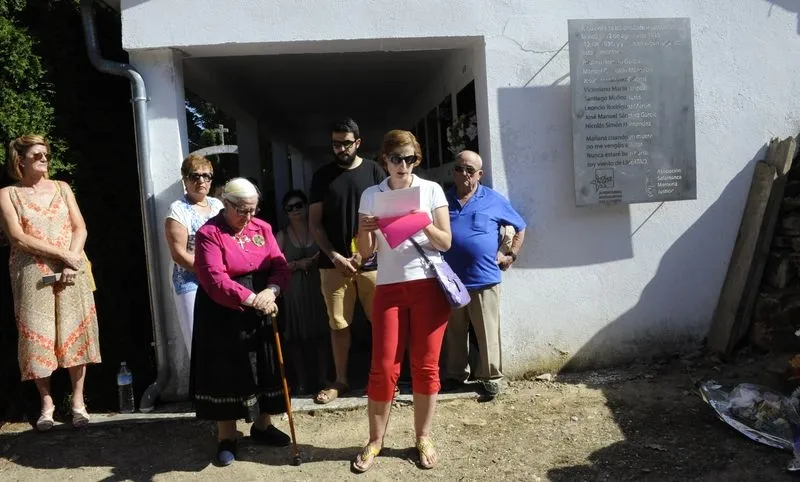Homenaje en el cementerio de Nava de Francia por los albercanos fusilados del franquismo
