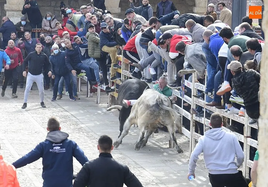 Un corredor pasa momentos de apuro en el encierro del martes a la altura del Registro | Fotos: Adrián M. Pastor