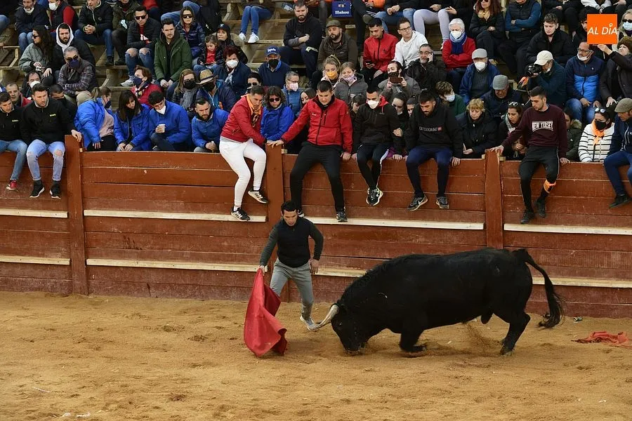 Foto 11 - Los recortadores les sacan algo de partido a los dos &uacute;nicos toros de la capea matinal