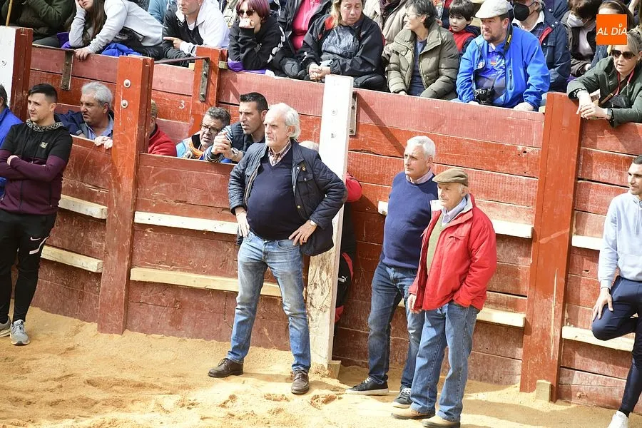 Foto 2 - Los recortadores les sacan algo de partido a los dos &uacute;nicos toros de la capea matinal