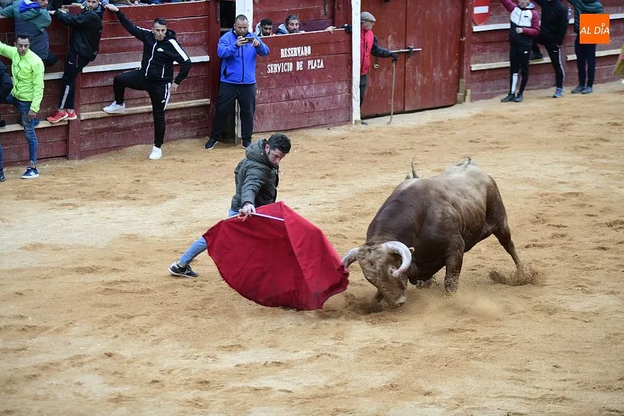 La capea del miércoles de ceniza tuvo un ambiente muy local | Fotos: Adrián M. Pastor