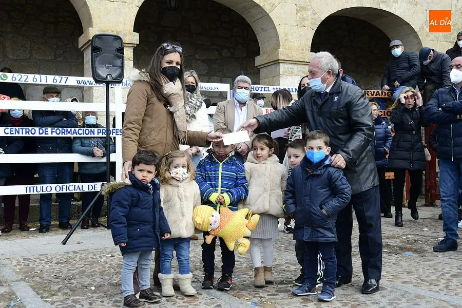 Foto 9 - Los premiados en el Carnaval reciben sus recompensas