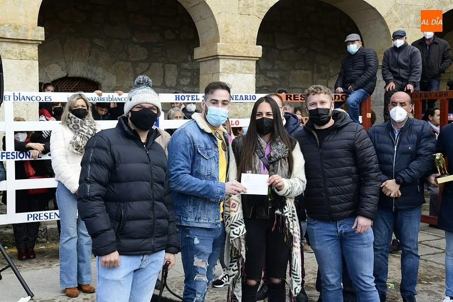 Foto 7 - Los premiados en el Carnaval reciben sus recompensas