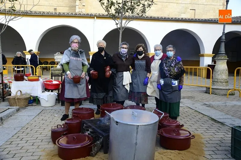 Foto 6 - Las hermanas Olaya reciben un homenaje en el animado regreso de la Feria de Botijeros