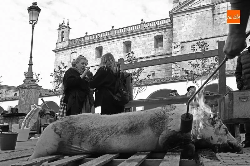 Foto 2 - Las hermanas Olaya reciben un homenaje en el animado regreso de la Feria de Botijeros