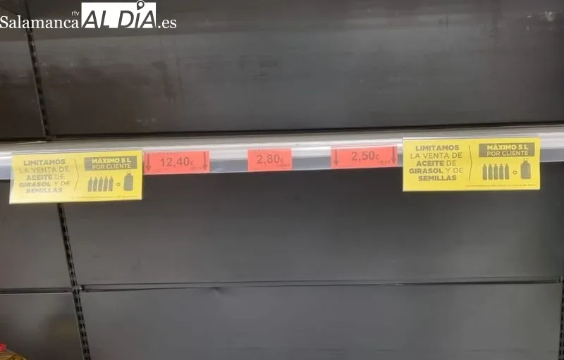 Estanterías de aceite de girasol vacías en el supermercado Mercadona de Salas Bajas. Foto M. F.