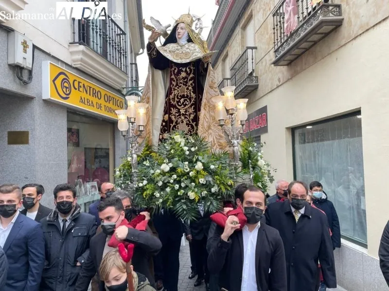 Procesión de la imagen de Santa Teresa por las calles de Alba de Tormes - Roberto Jiménez