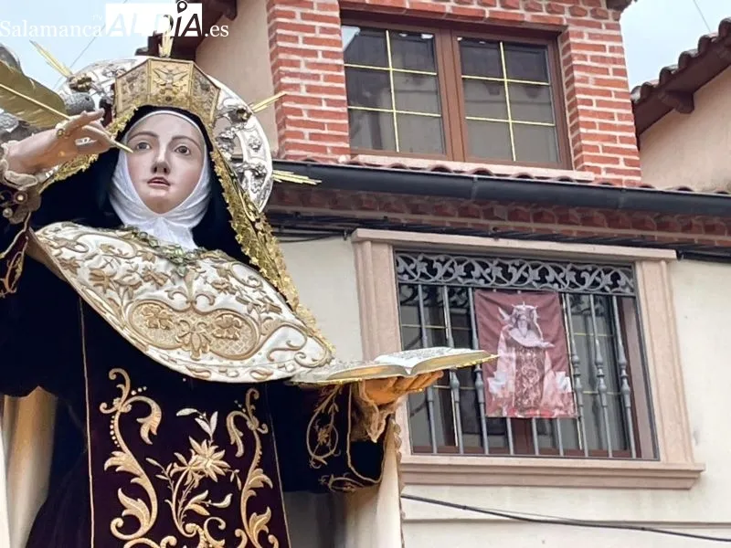 Procesión de la imagen de Santa Teresa por las calles de Alba de Tormes - Roberto Jiménez