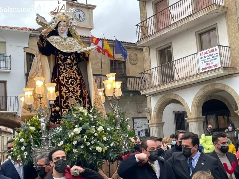 Procesión de la imagen de Santa Teresa por las calles de Alba de Tormes - Roberto Jiménez