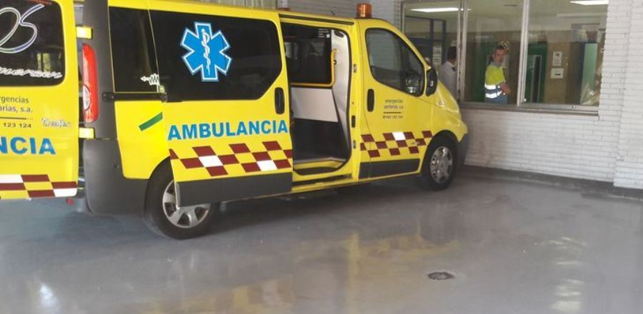 Foto de archivo de una ambulancia en la entrada del hospital de Salamanca