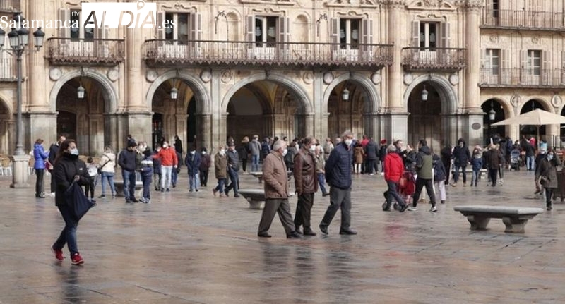 Foto de archivo de viandantes en la Plaza Mayor de Salamanca