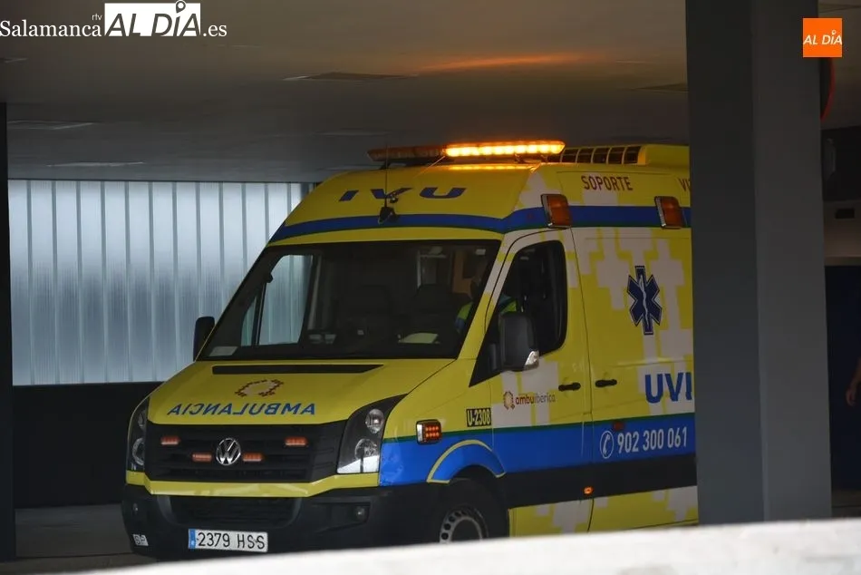 Foto de archivo de una ambulancia en el Hospital de Salamanca