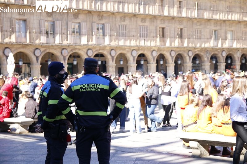 Policías Locales en la Plaza Mayor. Foto de archivo