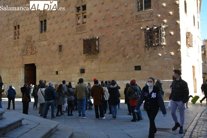 Foto de archivo de turistas en el centro de Salamanca